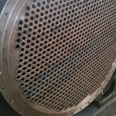 Rekuperativer Rohrbündelwärmetauscher für Destillationskolonne W1.101+W1.102, 160m2+50m2 — BTS Engineering