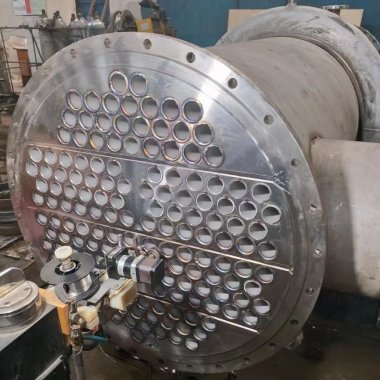 Rekuperativer Rohrbündelwärmetauscher für Destillationskolonne W1.101+W1.102, 160m2+50m2 — BTS Engineering