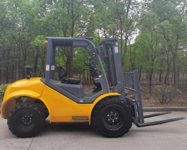 Carretilla elevadora diésel CPCD30 4WD con una capacidad de elevación de 3 toneladas — BTS Engineering