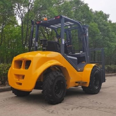 Carretilla elevadora diésel CPCD30 4WD con una capacidad de elevación de 3 toneladas — BTS Engineering