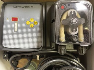 TECHNOPOOL PH 3-1 230V Santoprene peristaltic pump with integrated PH controller — BTS Engineering